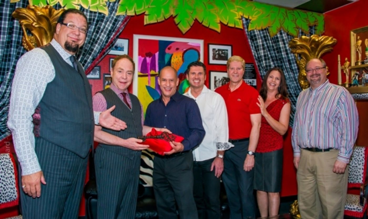 Photo Flash: Penn & Teller Present Golden Rainbow Execs With Key to Their Theater  Image