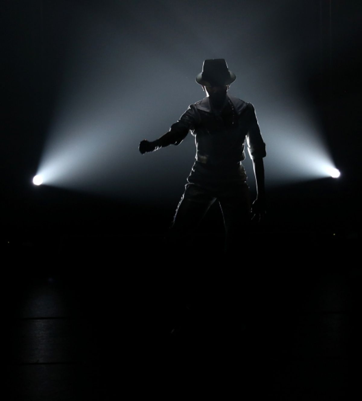Cast members perform MICHAEL JACKSON at 