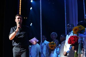 Director Warren Carlyle with the ensemble cast @ BroadwayWorld Director Warren Carlyle with the ensemble cast Photo