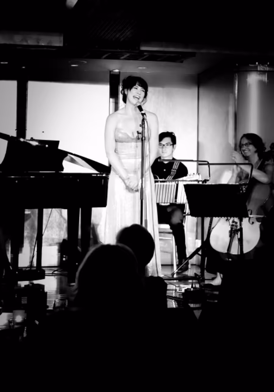 Photo Flash: Danielle Hope Makes Solo Cabaret Debut at Delfont Room! Image