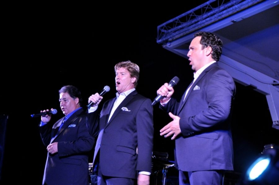 Photo Coverage: Andy Cooney, Daniel Rodriguez and Christopher Macchio Play Music Under The Stars Image