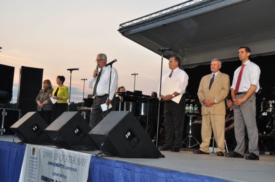 Photo Coverage: Andy Cooney, Daniel Rodriguez and Christopher Macchio Play Music Under The Stars Image