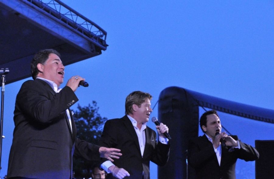 Photo Coverage: Andy Cooney, Daniel Rodriguez and Christopher Macchio Play Music Under The Stars Image