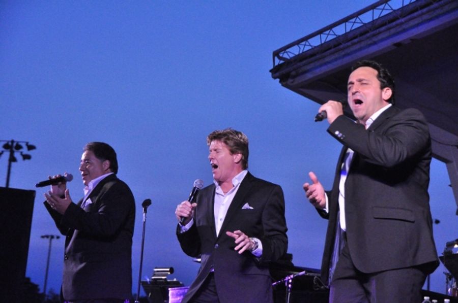 Photo Coverage: Andy Cooney, Daniel Rodriguez and Christopher Macchio Play Music Under The Stars Image
