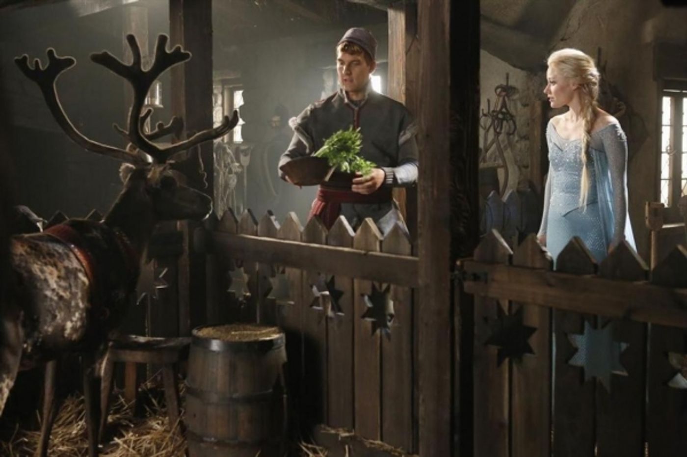 Photo Flash: New Stills of FROZEN's Elsa and Kristoff in ABC's ONCE UPON A TIME  Image
