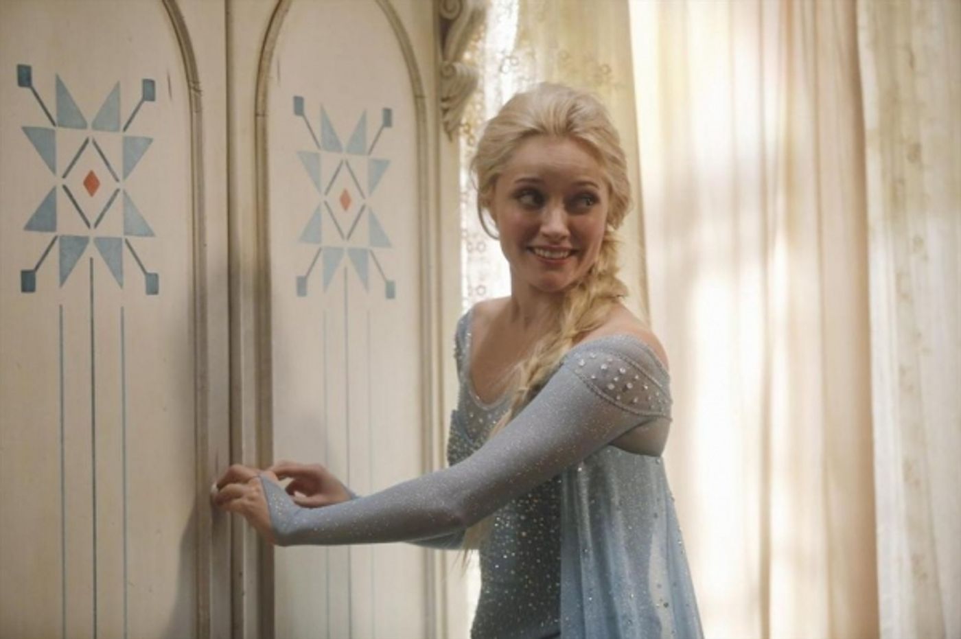 Photo Flash: New Stills of FROZEN's Elsa and Kristoff in ABC's ONCE UPON A TIME  Image