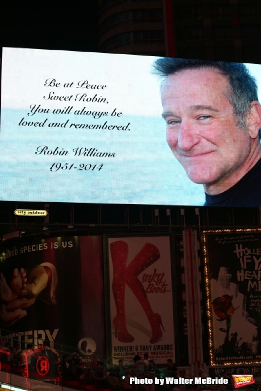 Photo Coverage: Broadway and Times Square Tribute the Late Robin Williams Image