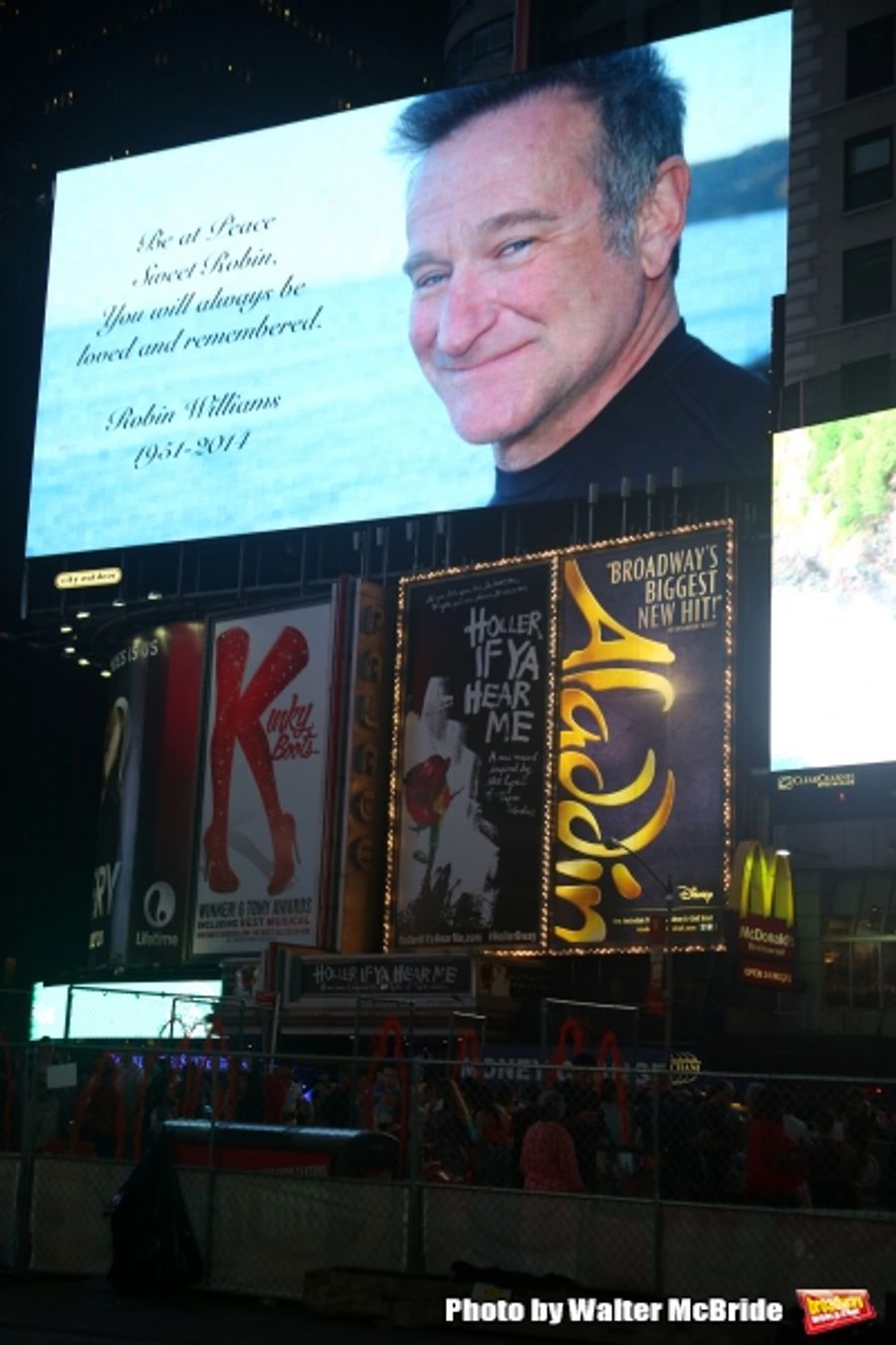 Photo Coverage: Broadway and Times Square Tribute the Late Robin Williams Image