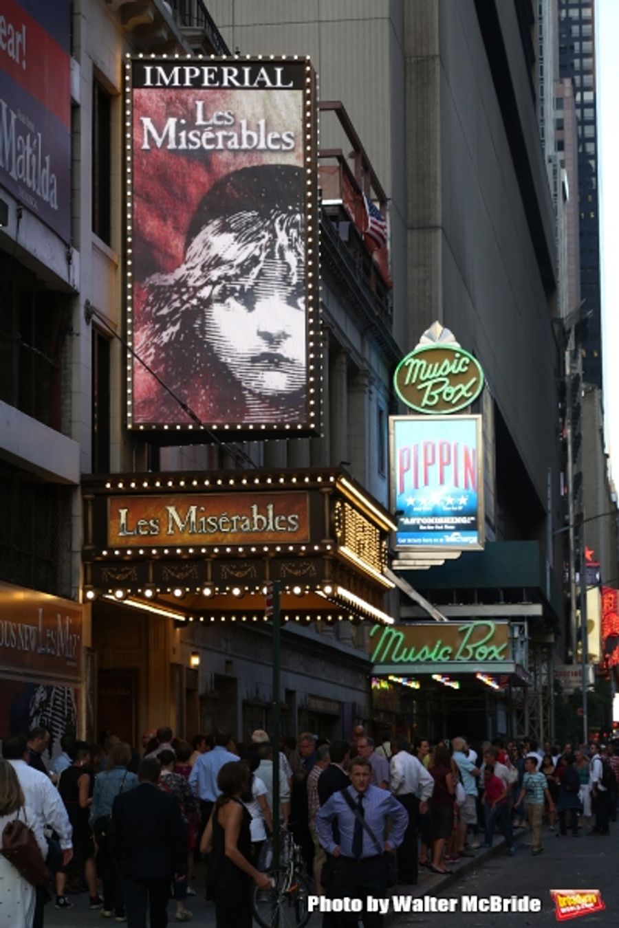 Photo Coverage: Broadway and Times Square Tribute the Late Robin Williams Image