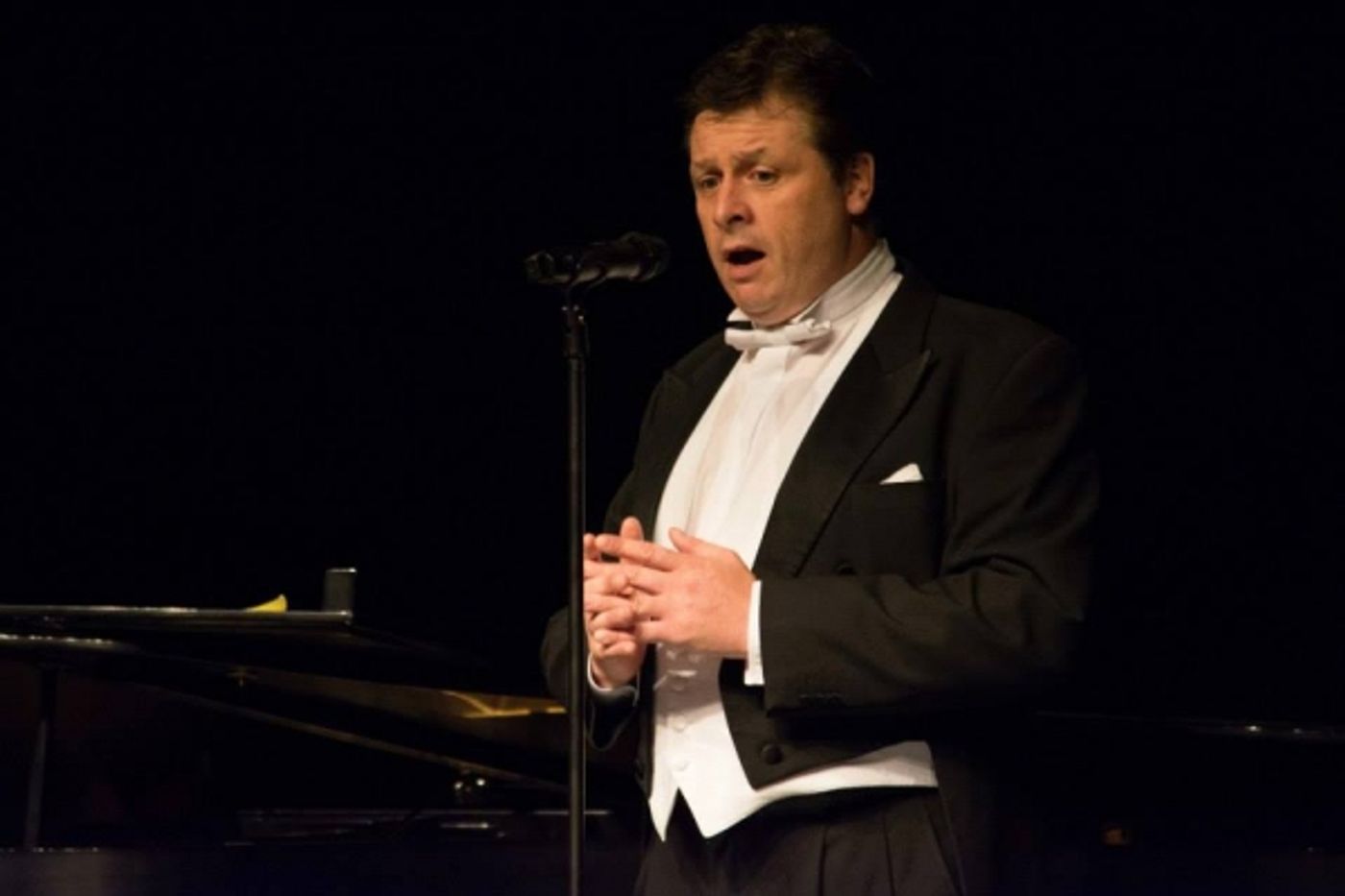 Photo Flash: Anthony Kearns Performs in Sacramento  Image