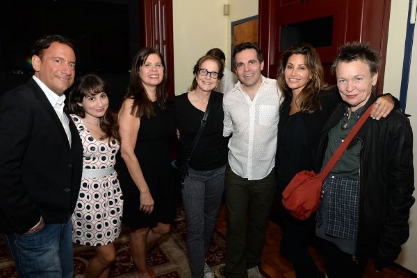 Eugene Pack, Lucy DeVito, Dayle Reyfel, Debra Winger, Mario Cantone, Gina Gershon, La Photo