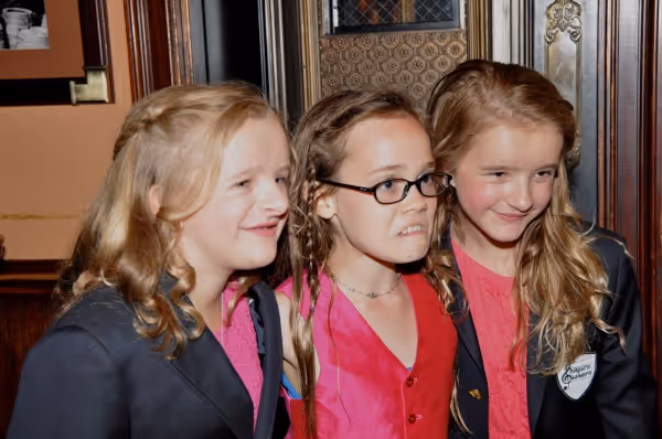 Oona Laurence doing her best Grumpy Cat impression with Millie Shapiro and Abigail Sh Photo
