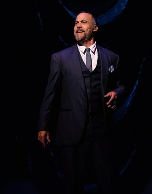 Robert Neary as Frank Abagnale, Sr. Photo