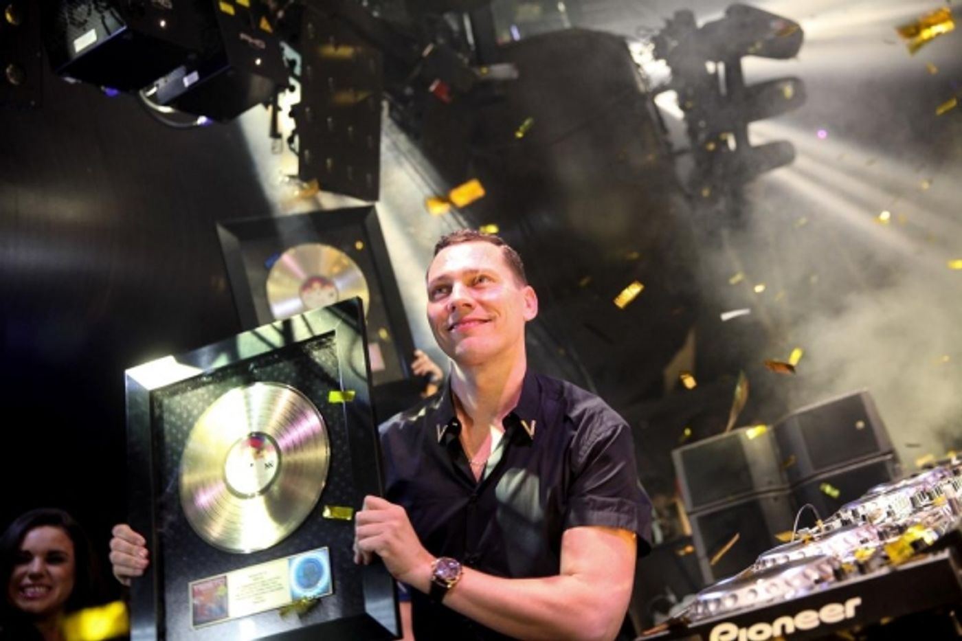 Photo Flash: Hakkasan Nightclub Celebrates Tiesto's Gold Party Photo Flash: Hakkasan Nightclub Celebrates Tiesto's Gold Party Image