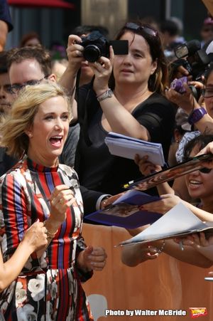 Kristen Wiig with her fans @ BroadwayWorld Kristen Wiig with her fans Photo
