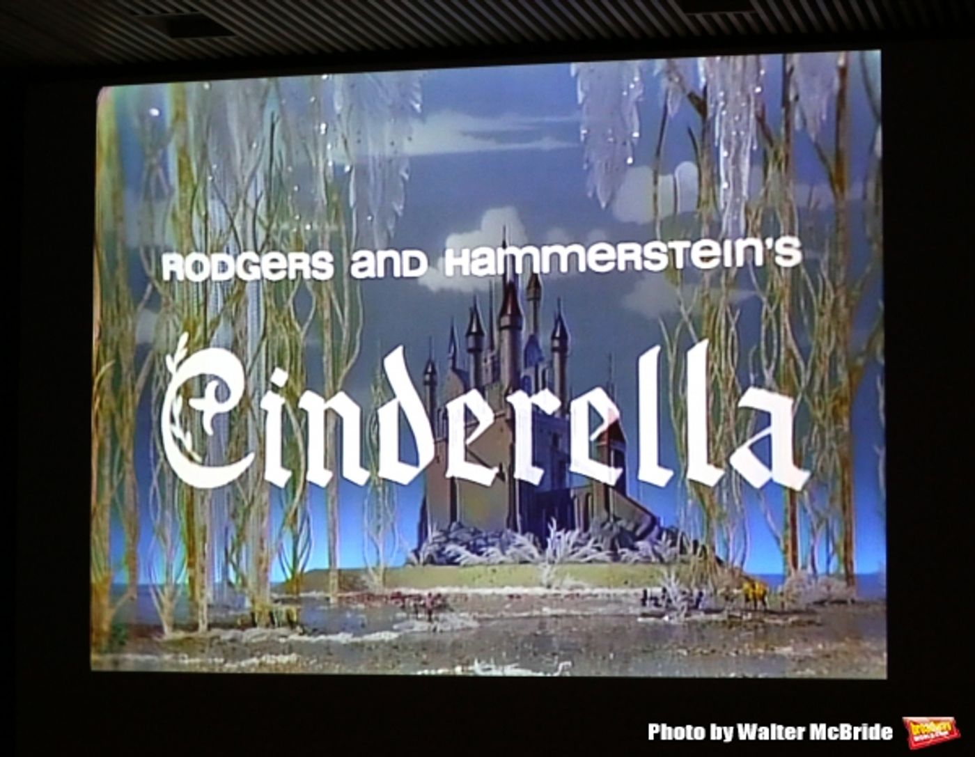 Photo Coverage: Lesley Ann Warren Performs from CINDERELLA at Barnes & Noble Image
