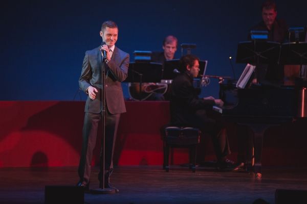 Bobby Steggert sings ''I????????ve Got You Under My Skin'' by Cole Porter,  Photo