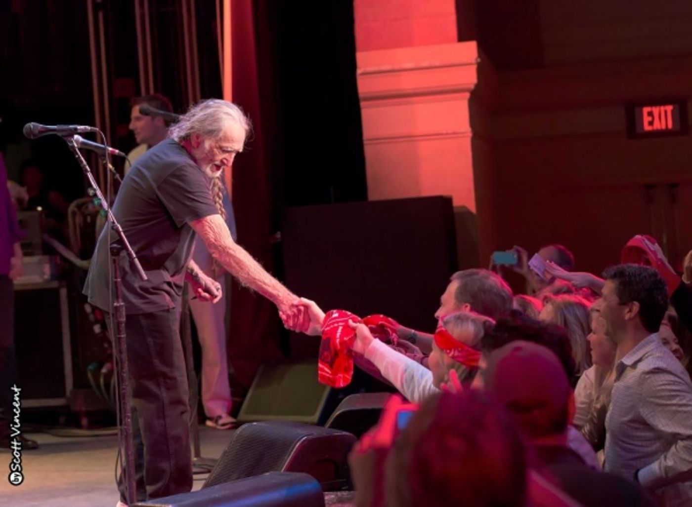 Photo Flash: Inside Ridgefield Playhouse's Willie Nelson Gala, Feat. Harvey Fierstein & More  Image