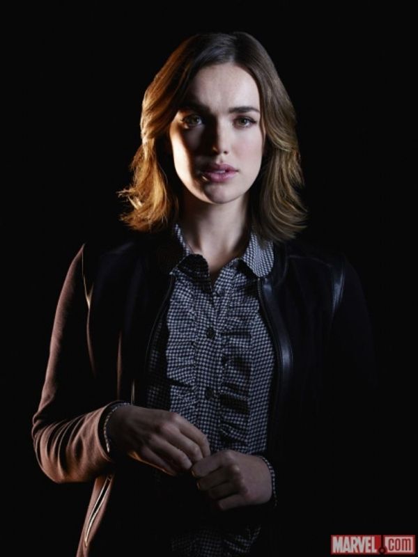 Elizabeth Henstridge Photo