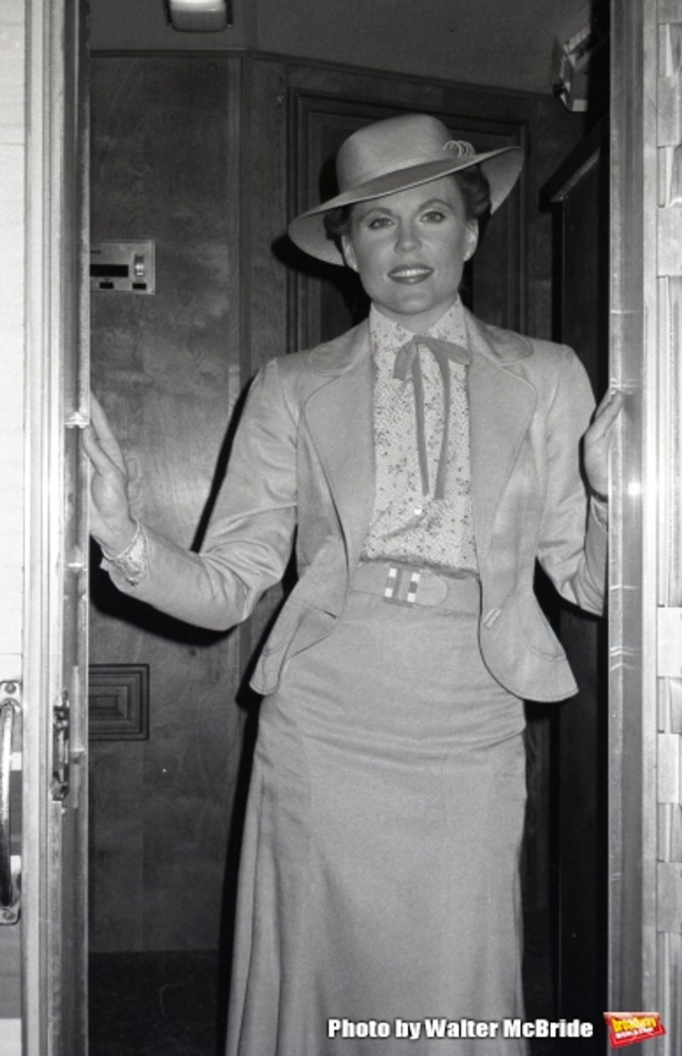 Photo Blast from Past: On the Set with ANNIE Cast in 1982  Image