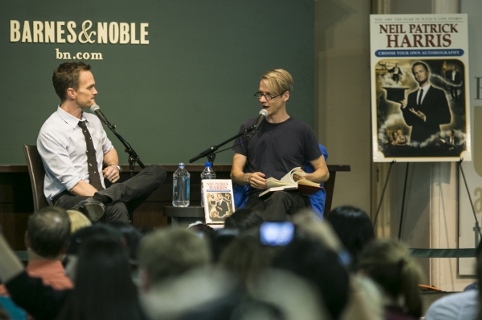Photo Coverage: Neil Patrick Harris Signs CHOOSE YOUR OWN AUTOBIOGRAPHY at Barnes & Noble! — photo 4 of 4