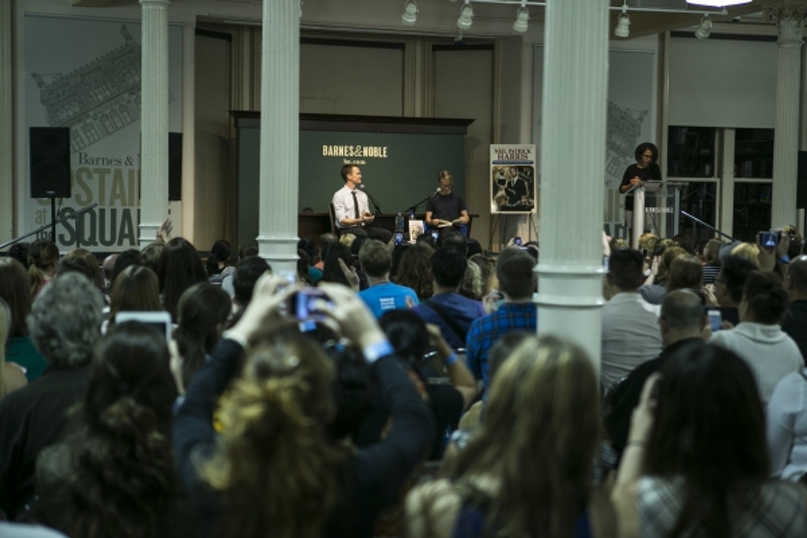 Photo Coverage: Neil Patrick Harris Signs CHOOSE YOUR OWN AUTOBIOGRAPHY at Barnes & Noble! — photo 2 of 4