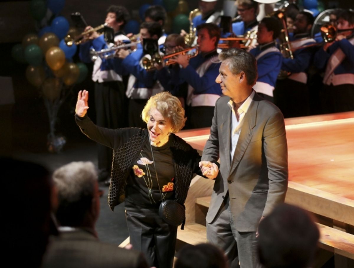 Anne Douglas waves to the crowd with CTG Artistic Director Michael Ritchie at 