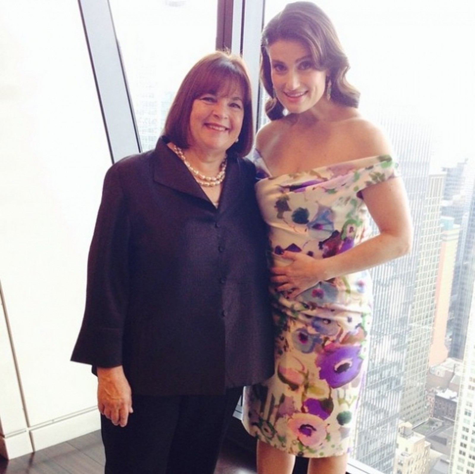 Photo Flash: Food Network's Ina Garten Poses with Idina Menzel at Hearst Event — photo 1 of 2