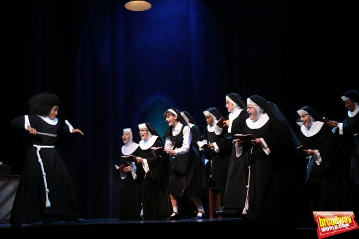 Deloris (Mireia Mambo Bokele) pone en pie al coro del convento at 