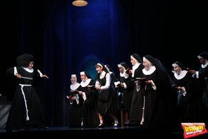 Deloris (Mireia Mambo Bokele) pone en pie al coro del convento Photo