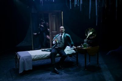 George Mount as Sir Andrew and Allie Pratt as Viola  Photo