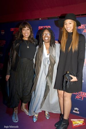 Whoopi Goldberg con su hija y nieta @ BroadwayWorld Whoopi Goldberg con su hija y nieta Photo