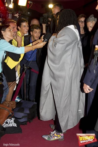 Whoopi Goldberg atendiendo a los periodistas Photo