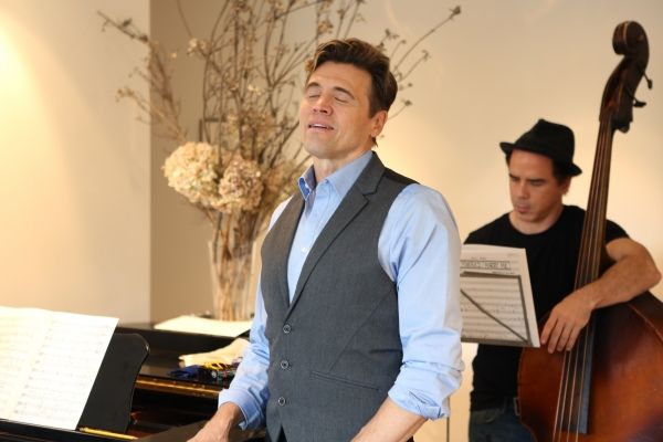 Brent Barrett with Chris North on bass Photo