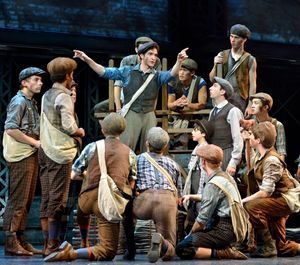 Dan DeLuca & Cast of NEWSIES @ BroadwayWorld Dan DeLuca & Cast of NEWSIES Photo