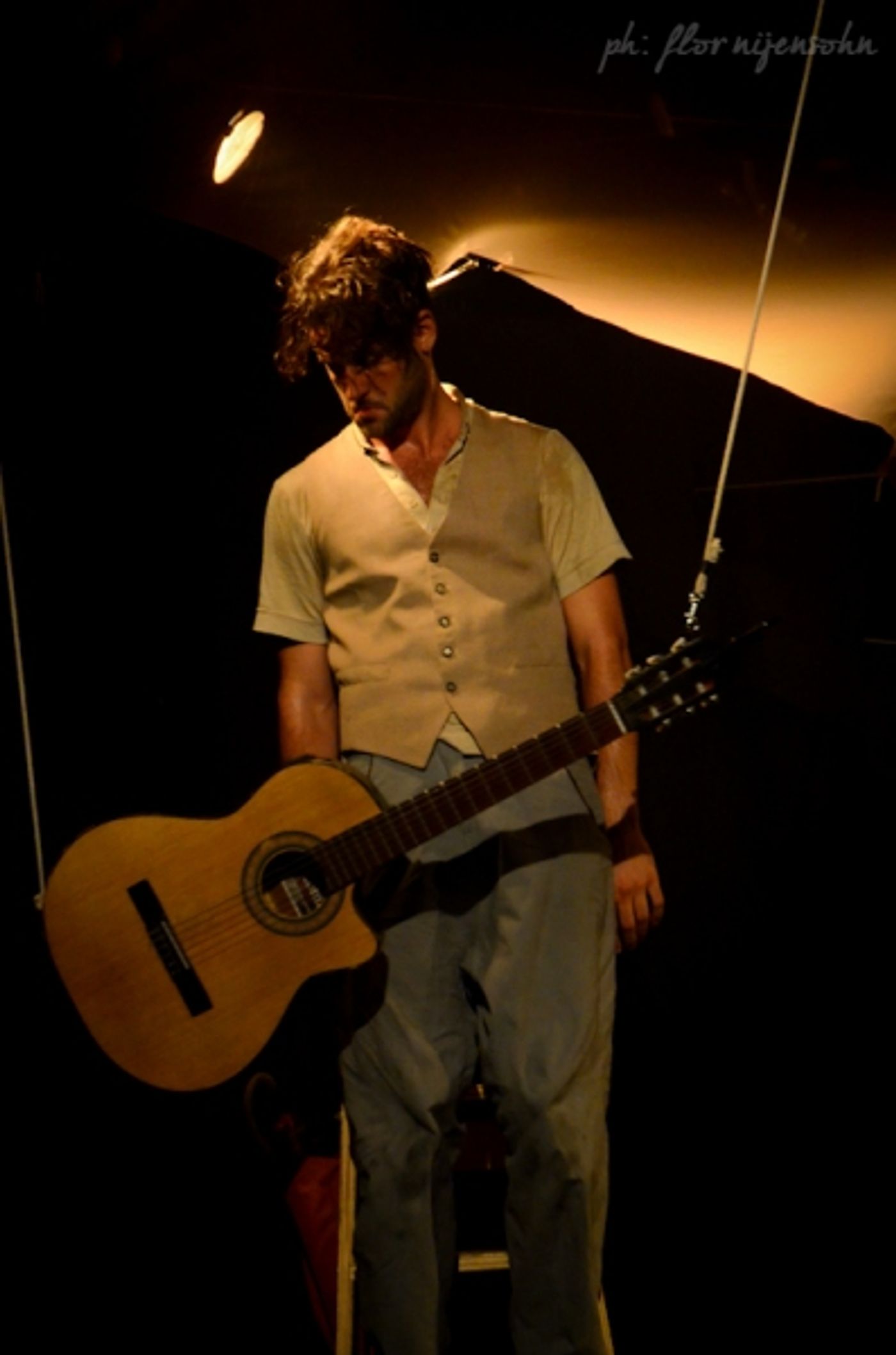 Photo Coverage: 22:22. Crónicas De Un Mundo Absurdo  Image