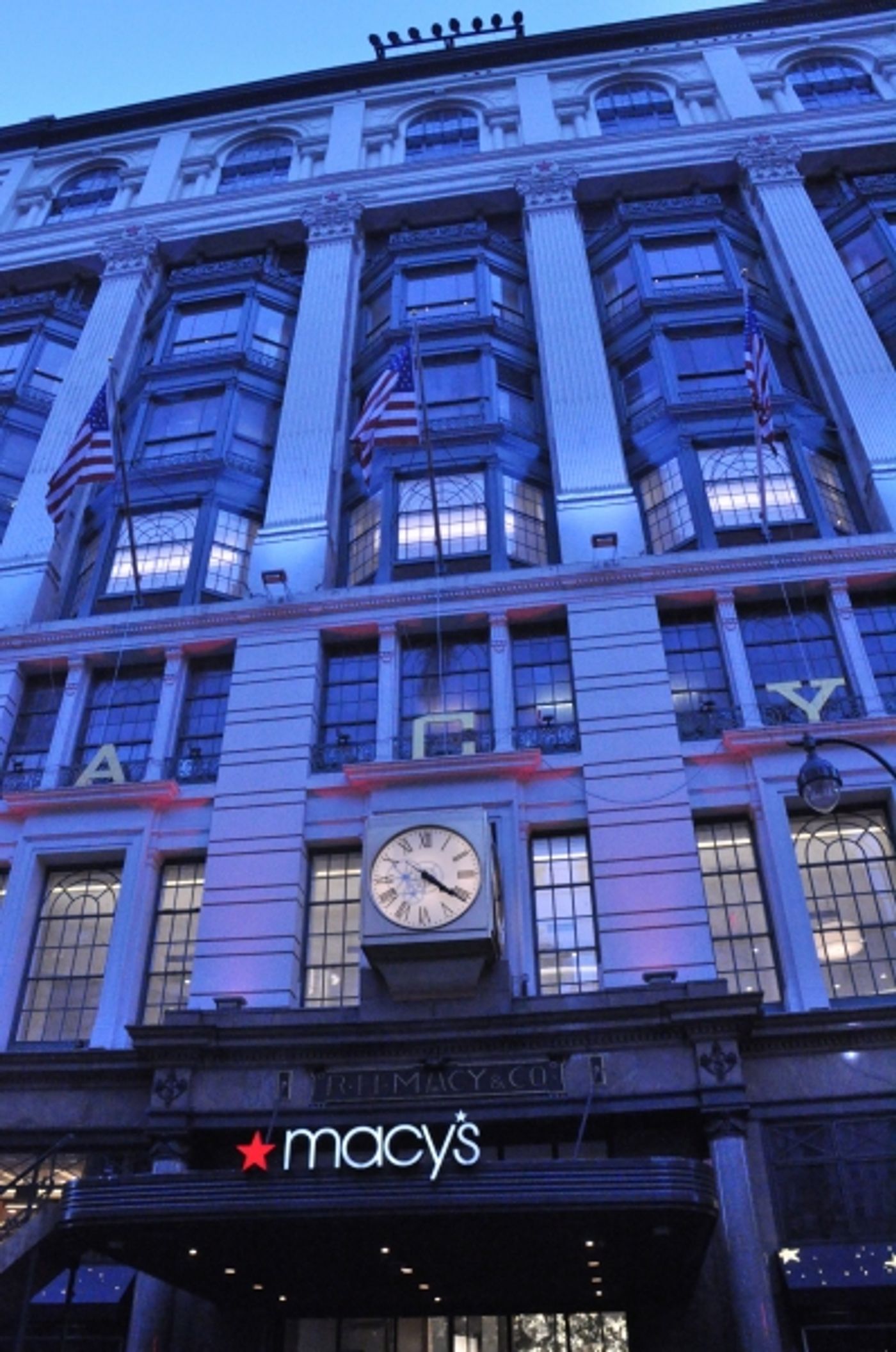 Photo Coverage: James Earl Jones, Annaleigh Ashford, and More Perform at Macy's 2014 Windows Unveiling  Image