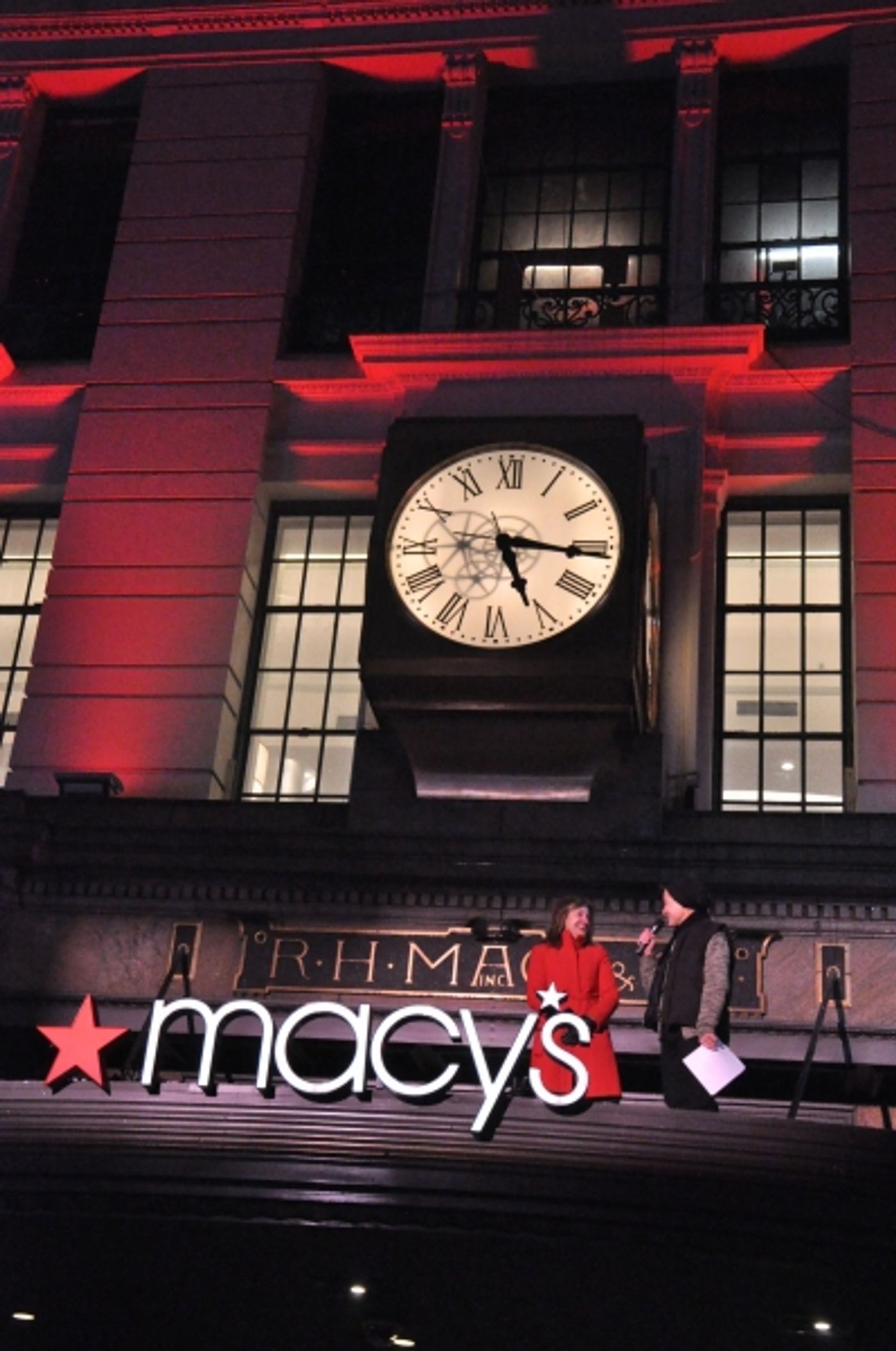 Photo Coverage: James Earl Jones, Annaleigh Ashford, and More Perform at Macy's 2014 Windows Unveiling  Image