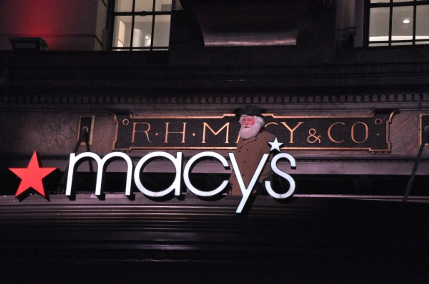 Photo Coverage: James Earl Jones, Annaleigh Ashford, and More Perform at Macy's 2014 Windows Unveiling  Image