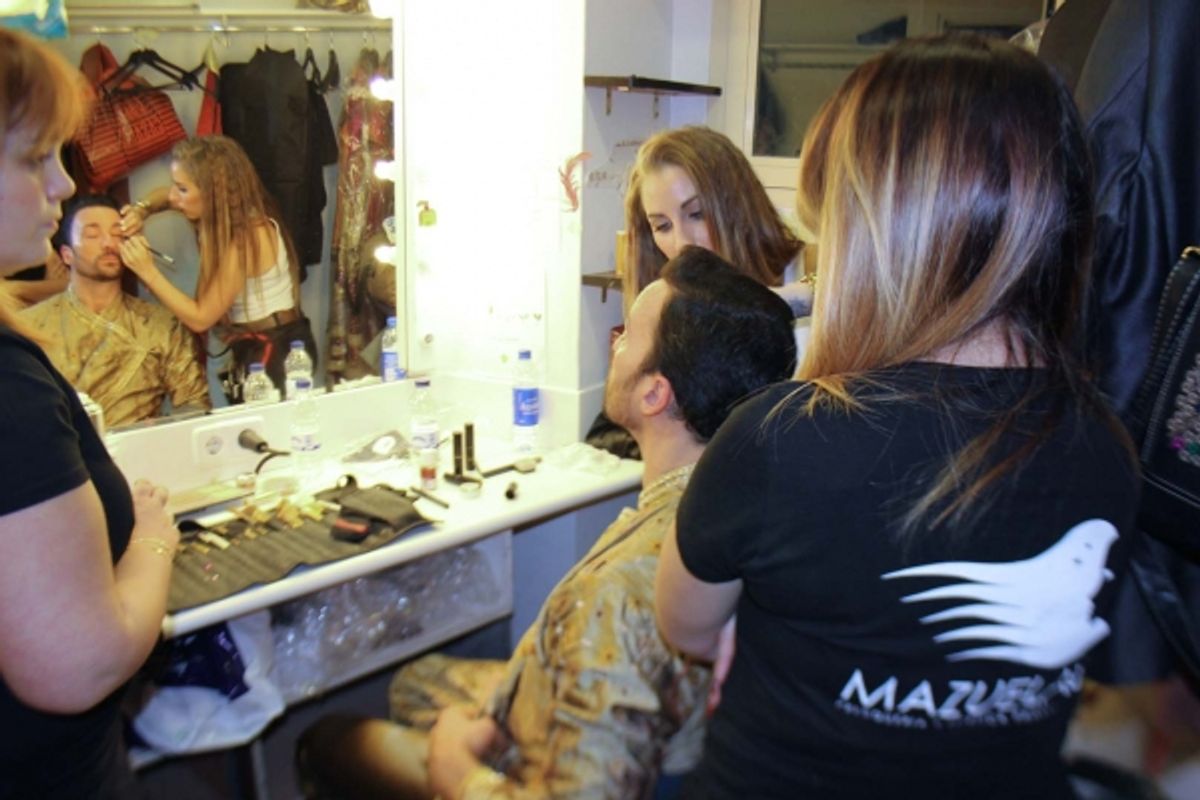 Pablo Puyol se prepara para el numero ''A Thousand and One Nights'' at 