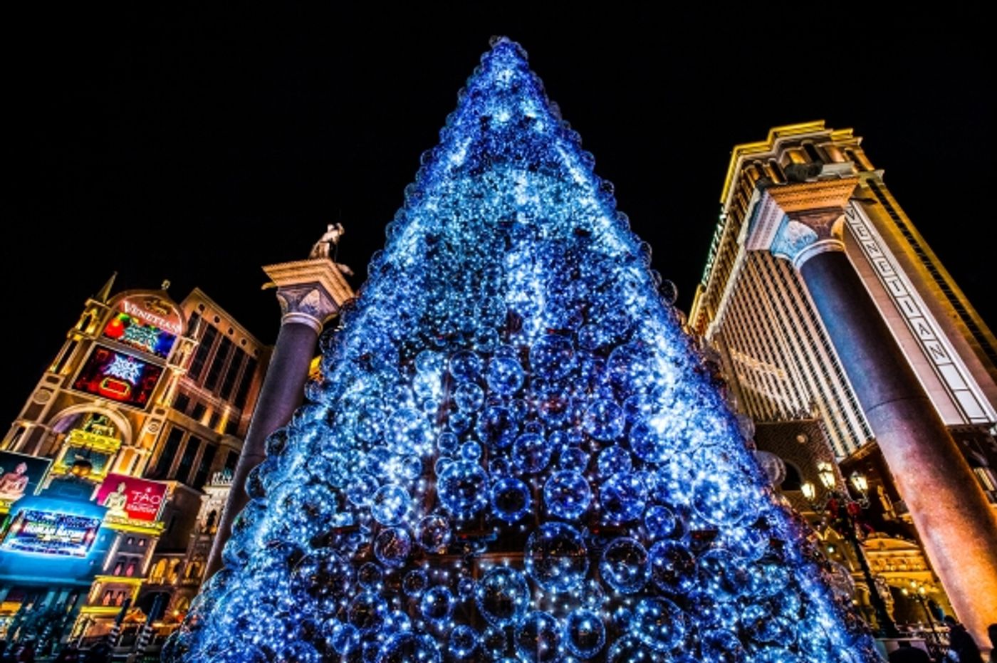 Photo Flash: Tori Spelling, Dean McDermott and Family Join Christmas Tree Lighting at The Venetian  Image