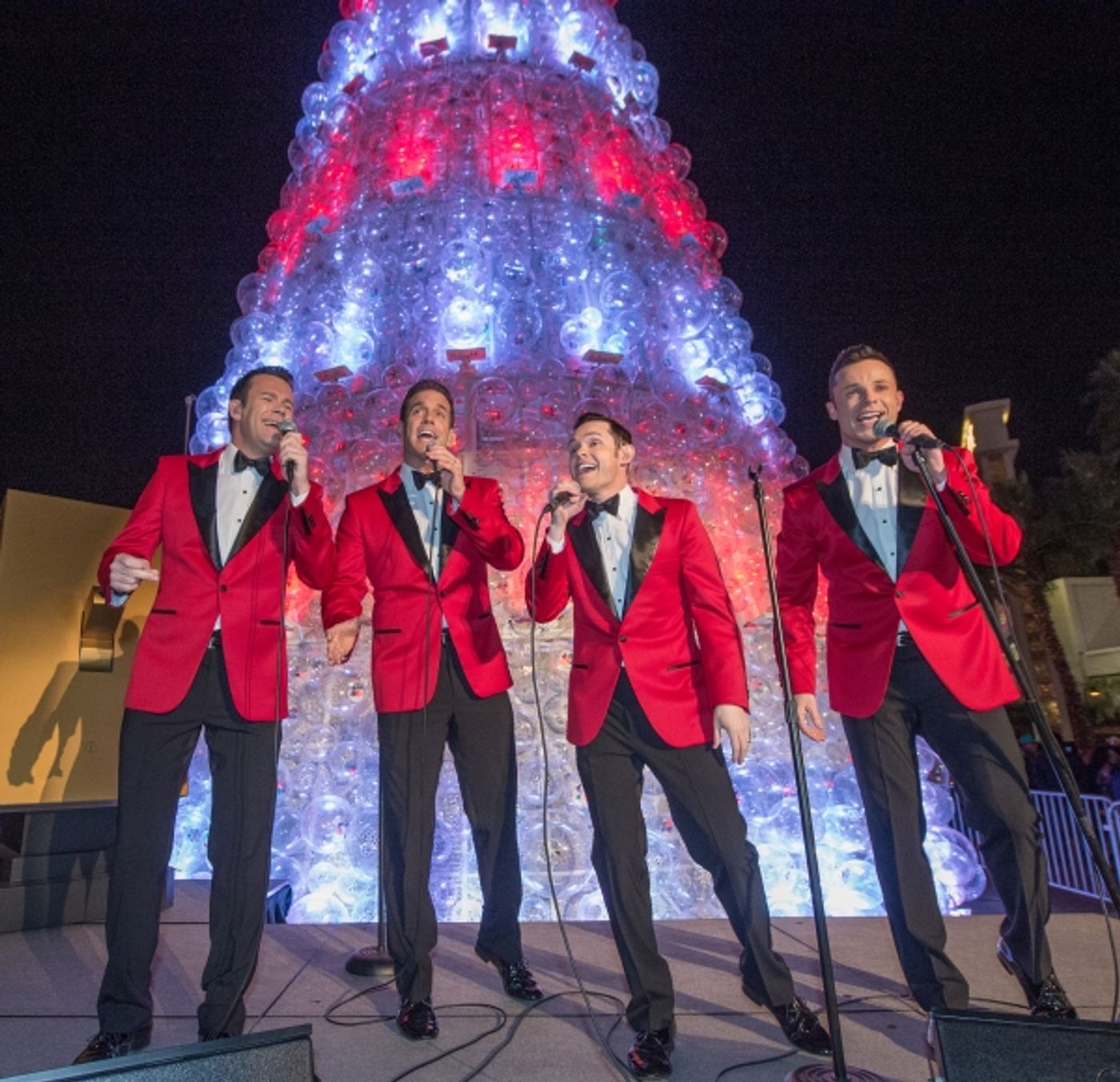 Photo Flash: Tori Spelling, Dean McDermott and Family Join Christmas Tree Lighting at The Venetian  Image