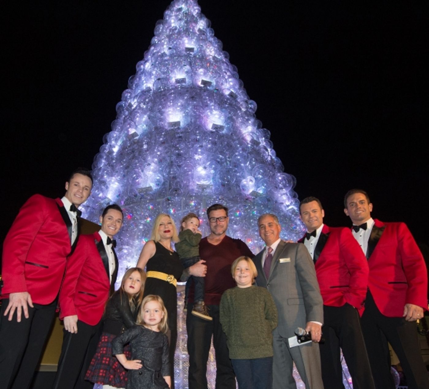 Photo Flash: Tori Spelling, Dean McDermott and Family Join Christmas Tree Lighting at The Venetian  Image