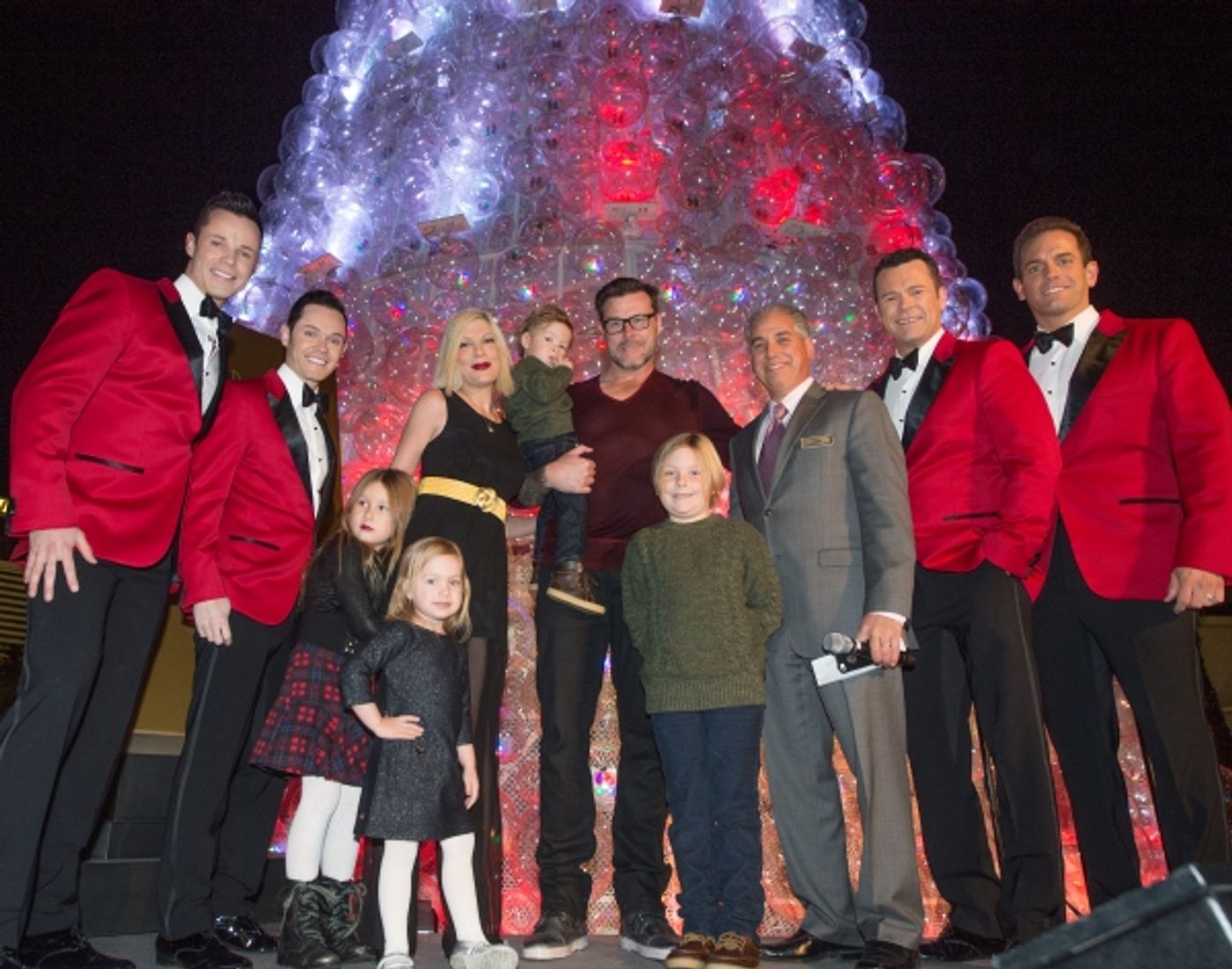 Photo Flash: Tori Spelling, Dean McDermott and Family Join Christmas Tree Lighting at The Venetian  Image