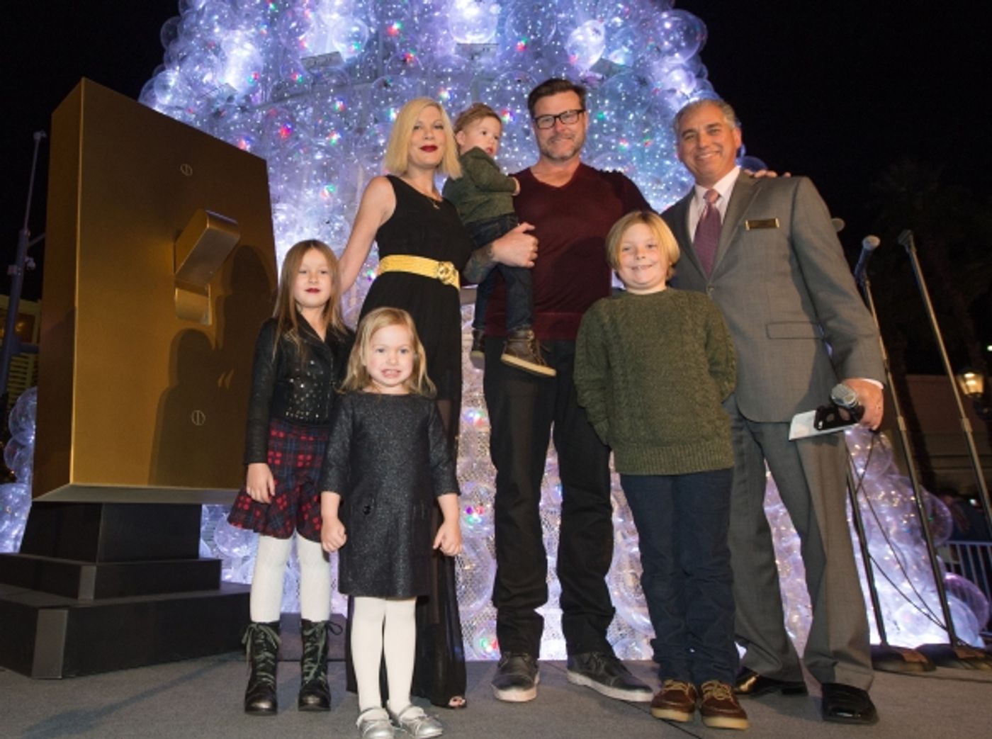 Photo Flash: Tori Spelling, Dean McDermott and Family Join Christmas Tree Lighting at The Venetian  Image