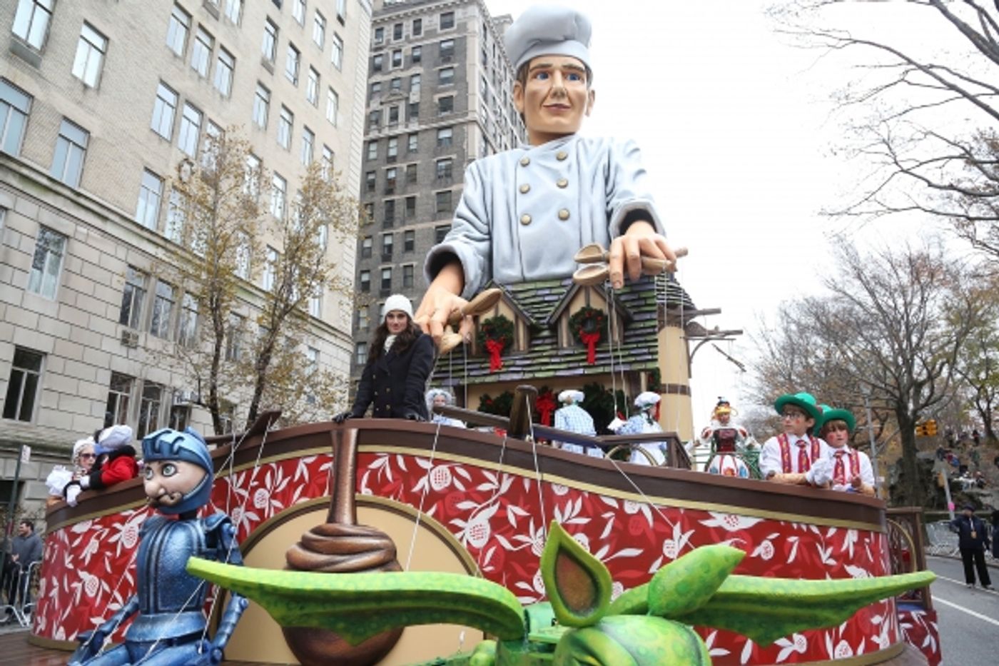 Photo Coverage: Idina Menzel Performs in Thanksgiving Day Parade!  Image