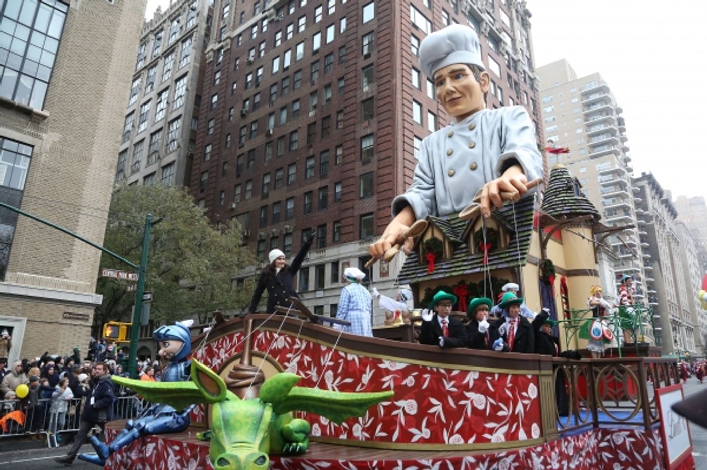 Photo Coverage: Idina Menzel Performs in Thanksgiving Day Parade!  Image