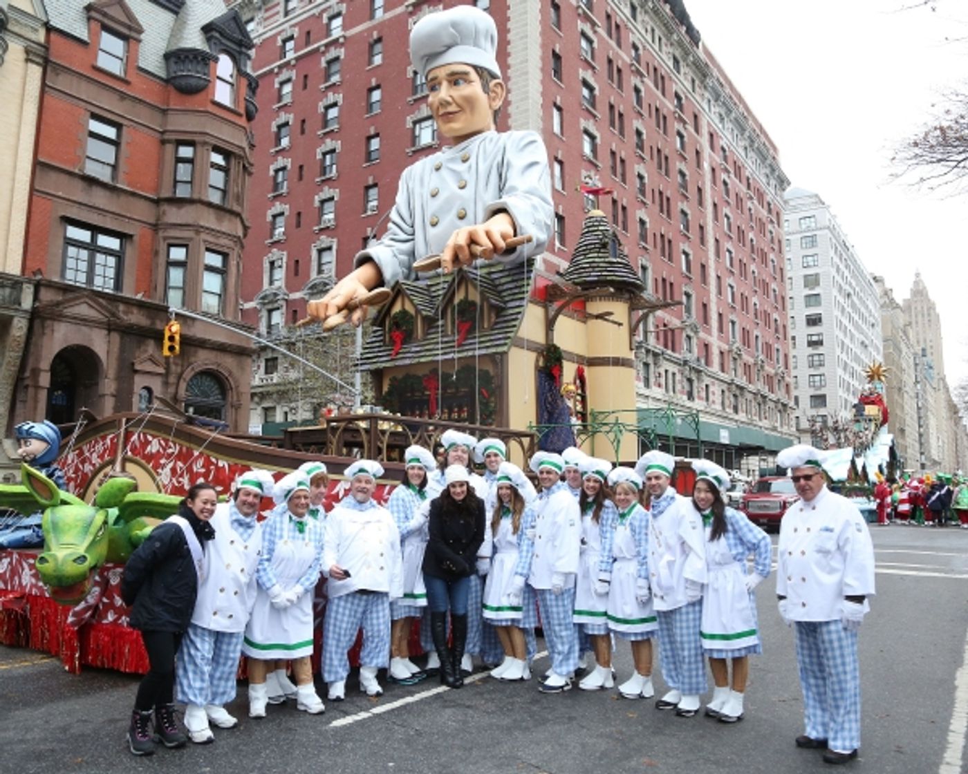 Photo Coverage: Idina Menzel Performs in Thanksgiving Day Parade!  Image