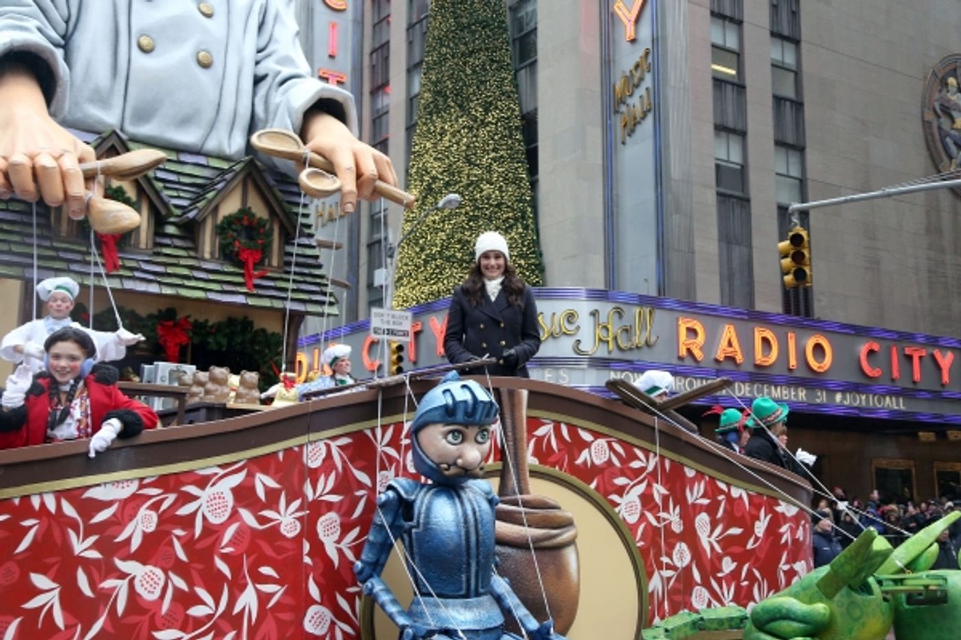 Photo Coverage: Idina Menzel Performs in Thanksgiving Day Parade!  Image