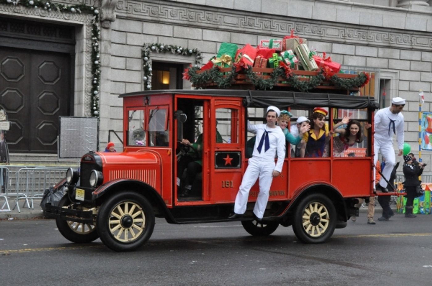 Photo Coverage: Idina Menzel, ON THE TOWN & More at 88th Annual Macy's Thanksgiving Day Parade!  Image